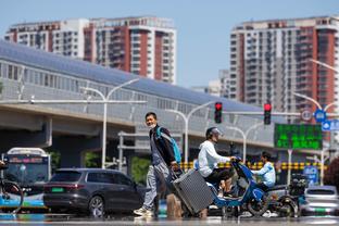 ?加纳乔扳平时奥纳纳兴奋跳跃挥拳，跑到场边与球迷激情庆祝